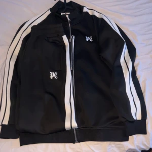 Svart tröja och byxor från Palm angels  - Hej säljer nu min Palm angels dress. Använd ett fåtal gånger. Skick 9/10 kan tänka mig att byta också.