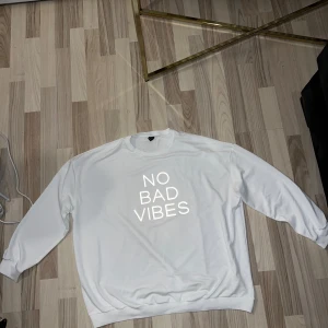 Oversized tröja  - Strl Xs.  Oversized sweatshirt som även S-M kan ha beroende på vilken passform man önskar. Mjukt material och trycket med texten No bad vibes är i reflex. Aldrig använd endast tvättad  