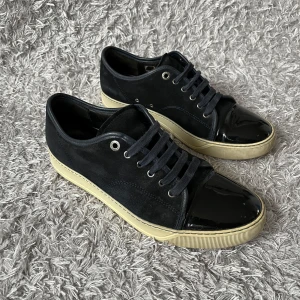 Lanvins - Ett par sköna svarta/navy Lanvins! | Mycket fint skick finns små tecken på som syns på bilderna men som inte är speciellt märkbara! | Storlek UK 8 motsvarande 42, sitter något större i storleken så passar mellan 42-43. | Endast skor tillkommer vid köp! | Ställ gärna frågor innan du köper!