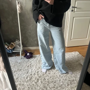 Wide jeans zara - Säljer ett par ljusblåa vida jeans från Zara som aldrig är använda. Storlek 38. Säljer för 200kr😊