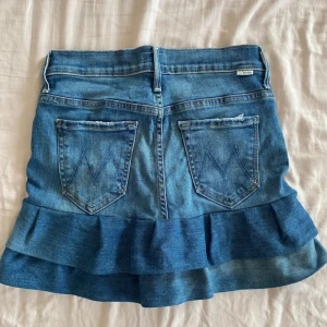 Jeanskjol med volang  - Snygg jeanskjol i blå denim med volangdetalj längst ner. Perfekt nu till sommaren! Jag har sytt den själv från ett par jeans. Den är bra sydd vilket gör att den kommer hålla💓