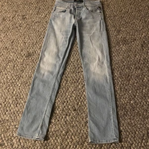 Ljusblå jeans från Replay - Säljer ett par ljusblå jeans från Replay med klassisk femficksdesign och raka ben. Jeansen har en snygg tvättad look och normal passform. Perfekta för dig som gillar stilrena och tidlösa jeans. Design märke Replay grover 