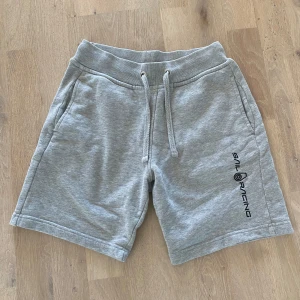 Grå sweat shorts, Jr Bowman från Sail Racing - Jättefina, knappt använda, grå sweat shorts, Jr Bowman, från Sail Racing, stl 150, säljs nu för endast 350kr (nypris 599kr på Kidsbrandstore)🩳! 