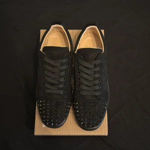  Christian Louboutins - Svarta Christian Louboutins skor, helt oanvända. Perfekta till sommaren väldigt fina och stiliga!