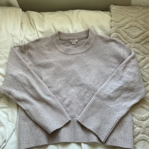 Gina Young Rosa stickad tröja  - Rosa stickad tröja från Gina Young , storlek 146/152 . Använd ganska mycket men bra skick. Säljer då den inte används längre💘