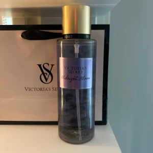 Victoria's Secret Midnight Bloom Body Mist - En lyxig body mist från Victoria's Secret i doften Midnight Bloomm. Den är helt ny och med en exklusiv och super härlig blommig doft!💕