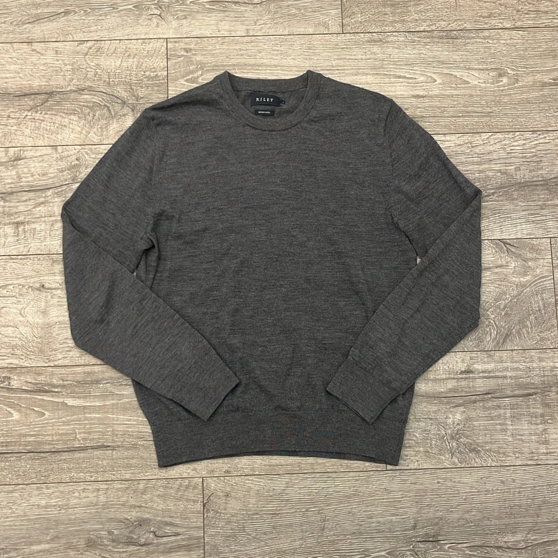 Mörkgrå merinoullströja från Riley