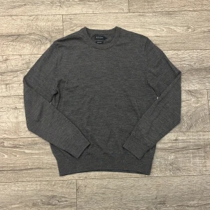 Mörkgrå merinoullströja från Riley - Säljer en stilren mörkgrå tröja från Riley i mjuk merinoull. Tröjan har rund halsringning och långa ärmar, perfekt för lager-på-lager eller som den är. Enkel och klassisk design som passar till mycket. | Storlek : L men passar mer M | Skick 9/10 inga fel | Hör gärna av dig vid fler frågor!