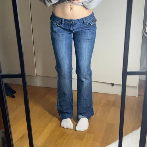 Lågmidjade bootcut jeans utsvängda lowwaist jeans vintage  - Lågmidjade bootcut jeans. Storlek 29. Innerbenslängd:78 midjemått:38. Köp sker via köp nu, jag postar inom 24h. Kvar tills markerad såld 