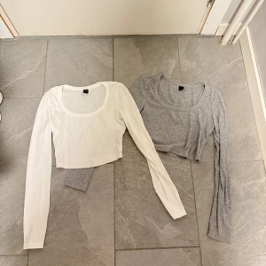 Två croppade långärmade toppar i vitt och grått - Passar storlek S, båda för 80kr