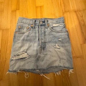 Ljusblå lågmidjad jeanskjol från Levi's - Snygg lågmidjad jeanskjol från Levis. Fint skick och perfekt inför sommaren🌸💗pris kan diskuteras vid snabbt köp🥰