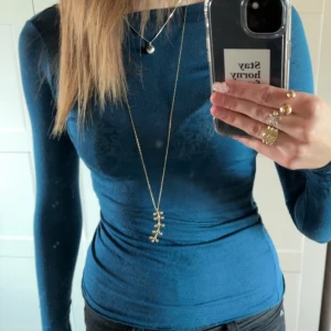 Intimissimi tröja - Säljer min fina intimissimi tröja som är turkos men medtaddls mörk grön beroende på vilket ljus det är. Den är knappt använd så k jätte bra skick 