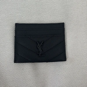 Använd Yves Saint Laurent plånbok - Säljer min använd saint Laurent plån bok. Den är köpt i Italien för drygt 3 år sedan och använd en del. Skicka om du har några frågor