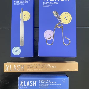 Xlash ögonfranskit med mascara, serum, pincett och böjare - Kit från Xlash med en silverfärgad pincett, ögonfransböjare i metall, Magic Definition mascara i svart och Sensitive Eyelash Serum. Perfekt för att lyfta och vårda fransarna samt skapa långa, definierade fransar.