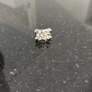 Silvrig ring med nitar från Edblad - Ring från Edblad