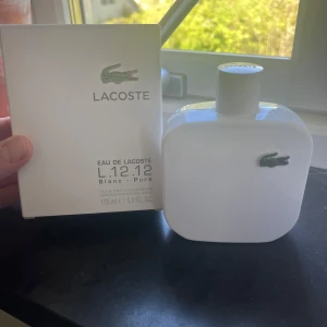 Lacoste L.12.12 Blanc Pure Eau de Toilette - Fräsch och sportig herrparfym från Lacoste i en stilren vit flaska med klassisk krokodillogga. Doften är maskulin och lätt, perfekt för dig som gillar rena och fräscha toner. Flaskan rymmer 175 ml och det är en hel del kvar, skulle tro ungefär 150 ml åtminstone. Hör gärna av er om ni har några frågor!🙌🙌