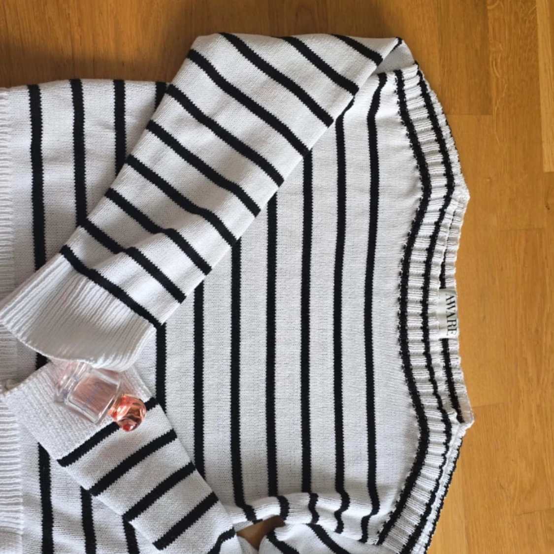 Vit och svart randig stickad tröja från AWARE - 1