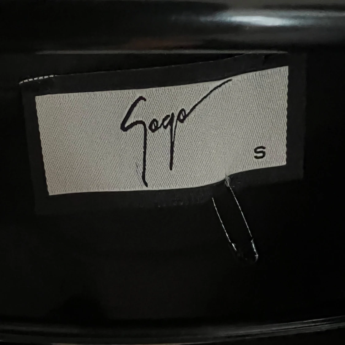 Svart skjortjacka med glittrig text från Saga - 3