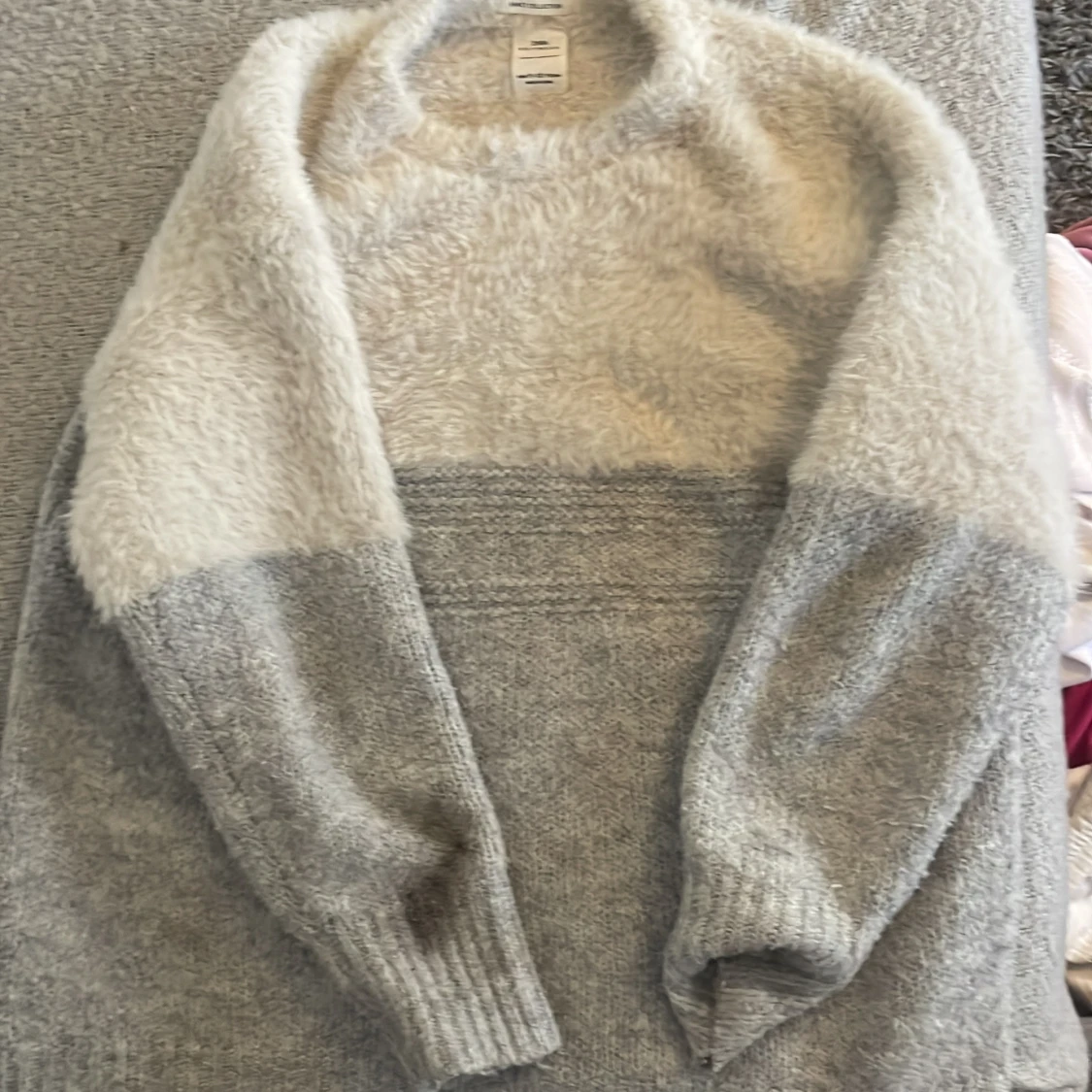 Grå och vit fluffig stickad tröja från Zara