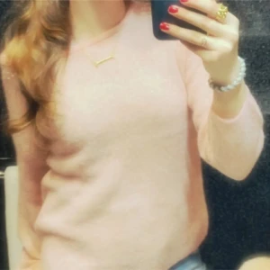 Ljusrosa stickad tröja - Mysig ljusrosa stickad tröja med rund halsringning och långa ärmar. Perfekt för lager-på-lager och passar till både jeans och kjol. Enkel och stilren design som är lätt att matcha.