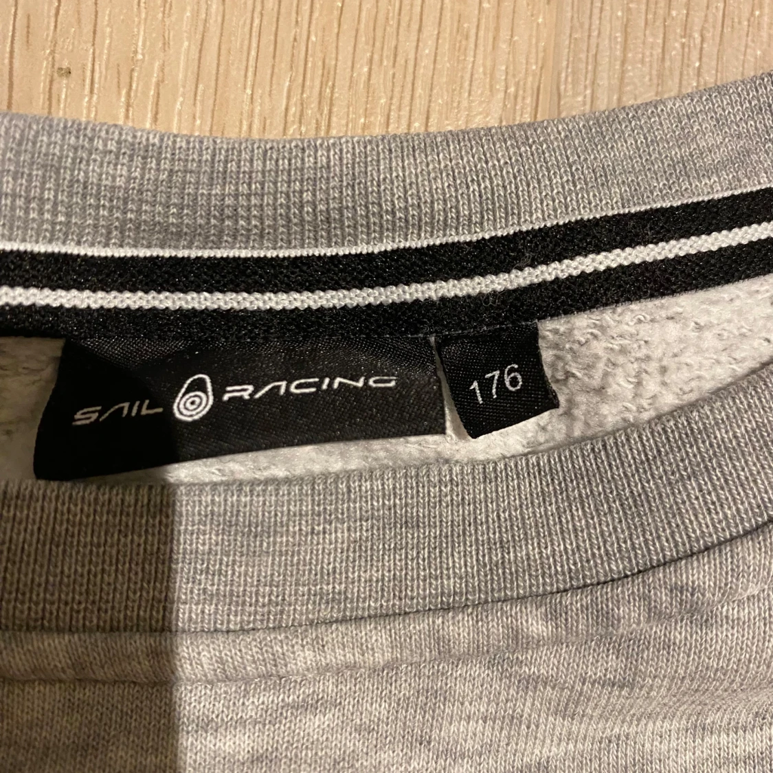 Grå sweatshirt från Sail Racing - 2