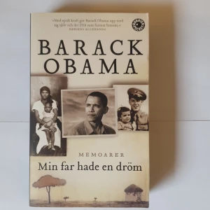 Min far hade en dröm - Pocket, fint skick men ryggen är knäckt/bruten i mitten. Säljer boken 'Min far hade en dröm' av Barack Obama. Det är en memoar som handlar om identitet och familjehistoria. Pocketbok med omslag i beige och svart, prydd med foton från Obamas liv. Perfekt för dig som gillar biografier och politik.