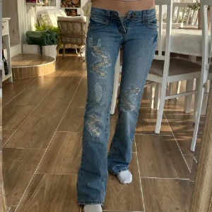 Lågmidjade bootcut jeans med slitningar - ‼️defekt ‼️ säljer jättesnygga låg midja jeans med slitning. Köpta här på Plick men tyvärr passade dom inte och jag var inte medveten om en trasig knapp. Knappen medföljer men sitter inte fast på jeansen, det går att fixa oss en skräddare eller om man vill hitta en annan lösning. köpte för 700 kr pågrund av defekten säljer jag för 50% (350kr). Mått är: 34 midja, 16 gren längd, 81 i innerbenslängd💓💓pris kan diskuteras. (Lånade bilder av säljaren)