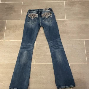 MISS ME jeans - Ett par otroligt fina missme jeans i storlek 26, midja: 30 Ytterbenslängd: 105, innebenslängd: 85 benöppning: 22. I mörkblått jeanstyg med vita sömmar och bootcut lågmidjad modell, så vackra! Skriv för bilder hur de sitter på❤️ Kan absolut diskutera priset men inte allt för mycket🥰