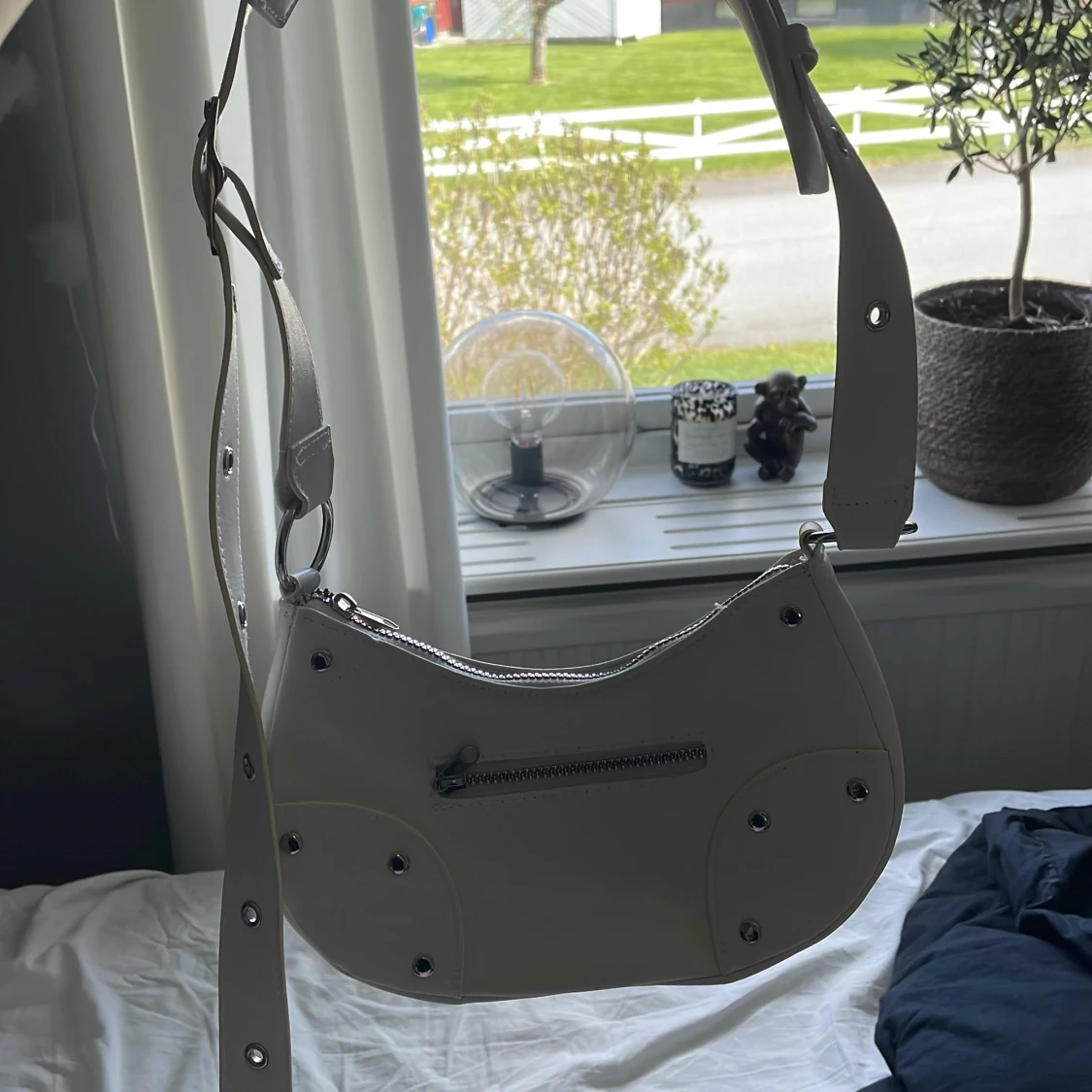 Vit axelväska med nitar - 1