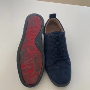 Mörkblå loubs utan spikar - Säljer ett par mörkblå loubs utan spikar. Har tyvärr ingen box men de e i bra skick. Dock är knappen lite av vid sulan. Storlek 40 men passar 41 också.