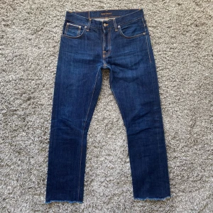 Nudie selvedge jeans - Säljer dessa rikigt feta äkta Nudie selvedge jeansen!⭐️Skick : 9,5/10 modell grim tim!🤝Egentligen storlek : W31/L32 men dem är uppsydda och passar ( L31 )👍Hör gärna av er om ni har funderingar!🙌