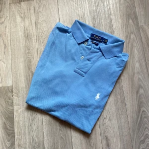Ralph Lauren piké  - • Säljer en Ralph Lauren piké  • Tröjan är i mycket bra skick utan några tydliga tecken på användning eller slitage!   • Storlek S och är true to size!  • Köp postas alltid inom 48h men siktar alltid på att få iväg det samma dag! 🙌🏼📦  • Priset kan diskuteras vid snabb affär 🙌🏼🤝🏼  