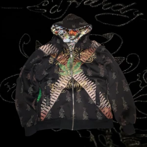 Reversible Christian Audigier hoodie - As det Christian Audigier zip up som är vändbar, pris kan diskuteras vid snabb affär och de ba fråga i DM för fler bilder. Size L men sitter som XL