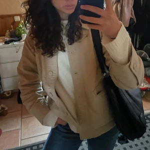 Beige jacka från Weekday - Beige jacka från Weekday med krage och knäppning framtill. Snygg till vår/ höst och väldigt rymlig👌