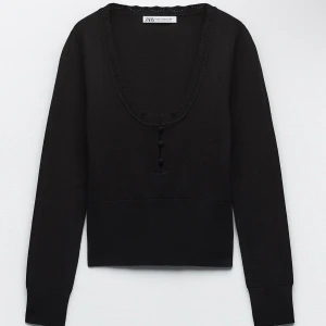 Stickad tröja - Säljer denna fina tröjan från Zara då den aldrig kommit till användning💕Har inga defekter, är precis som ny☺️ 