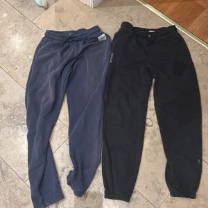 2 st mjukisbyxor, bula och frank dandy - Svarta mjukisbyxor från Bula i storlek 160. Byxorna har resår i midjan och är tillverkade i mjukt material som passar perfekt för en avslappnad stil. Klassisk passform med raka ben och enkel design utan extra detaljer. Sedan ett par likadana fast i blå från Frank dandy, katthår tas såklart bort innan köp. 