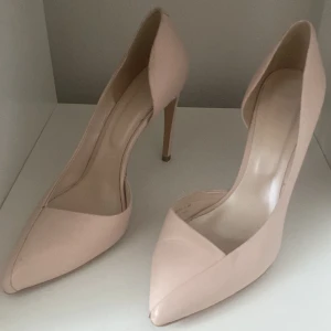 Klackar - Säljer ett par eleganta klackar i beige använda 1 gång var köpta för ett bröllop utomlands där det kosta 2300kr nypris.men säljer nu för att de inte kommer till användning 