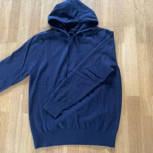 Kashmir/Merinoull Hoodie - En riktigt stilren Kashmir/Merinoull Hoodie i storlek S!🌟 Perfekt tröja inför sommaren! Bara testad, aldrig använd! Hör av dig vid intresse eller minsta fundering😊