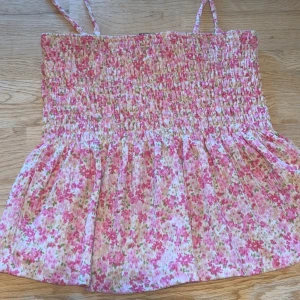 Blommig topp Gina - Söt linnetopp från Gina storlek S men sitter mer som XS. Man kan ta bort axelbanden om man vill. Meddela vid frågor /fler bilder 💞