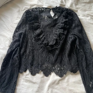 Svart spetsblus - Svart spetsblus med volang från zara, säljs inte längre 