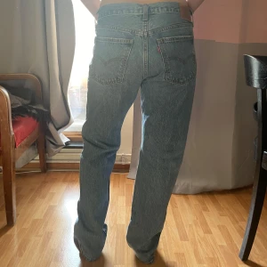 Levi's jeans straight fit - Klassiska Levi's  jeans i ljusblå denim med raka ben och normal passform. Köpta 2023 och använda vid fåtal tillfällen, så de är i ett väldigt bra skick.  Längden passar perfekt för mig som är 164 cm. Midjemåtten är 31.  Det går eventuellt att vika ner byxorna om midjemåttet skulle vara lite för stort eller om man vill ha de mer lågmidjade. Köpta för 1100 kr. Kontakta gärna mig vid fler frågor eller för fler bilder💕