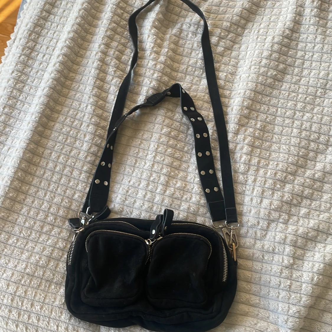 Svart axelväska med nitar och dragkedjor