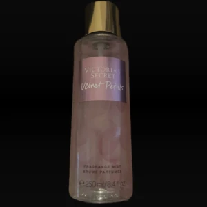 Victoria's Secret Velvet Petals mist - Victoria's Secret bodymist i doften Velvet Petals! Noterna står på andra bilden. 2/3 är kvar.