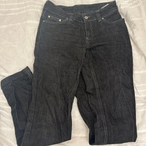 Mid rise jeans - Snygga svarta mid rise jeans från Vero Moda. Köptes second hand men är tyvärr för små. I bra skick.