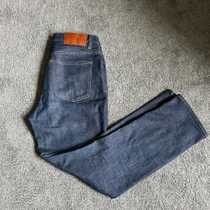 Tiger of Sweden jeans, mörkblå - Mörkblå jeans från Tiger of Sweden i modellen Meg. Klassisk femficksdesign med snygga kontrastsömmar och läderpatch bak. Raka ben och normal passform, tillverkade i slitstarkt bomullstyg. Perfekta för en clean och stilren look.