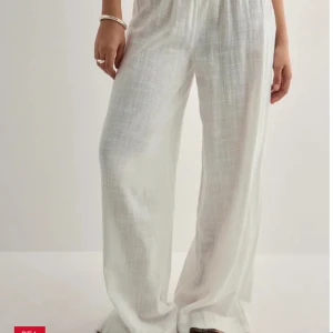 Vita linnebyxor - Snygga och luftiga vita linnebyxor med bred passform och elastisk midja. Perfekta för varma dagar när du vill ha en chill och stilren look. Tunt, lätt material som ger en avslappnad vibe. Använd få tal gånger. 