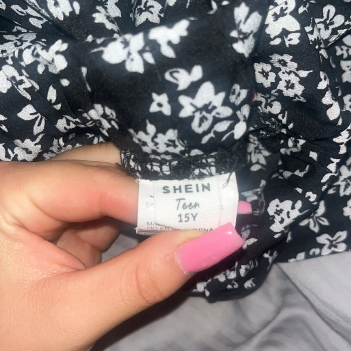 Svart blommig kjol från SHEIN - 1