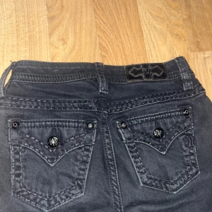 Svarta jeans från Miss Me - Snygga svarta jeans från Miss Me med alla detaljer. Dom är både bootcut och lågmidjade/mid waist. 