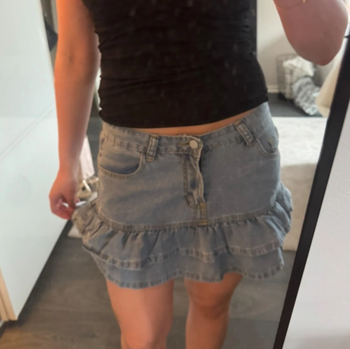 Blå jeanskjol med volang