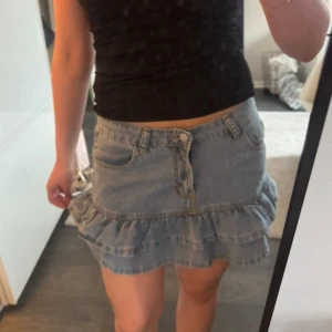 Blå jeanskjol med volang - Supersöt kort jeanskjol 🥰